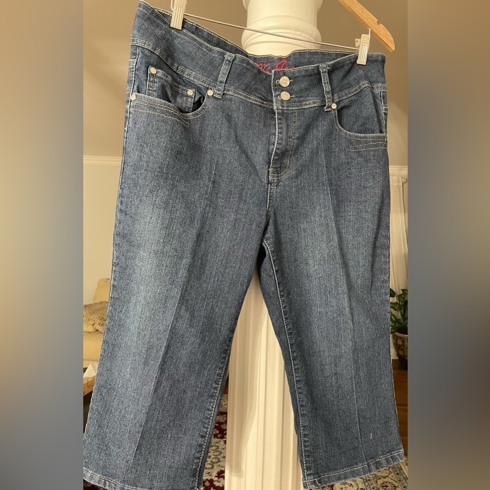 Ella Jeans. Women’s blue jeans Denim, stretch Cropped/ Capri pants size 18 .